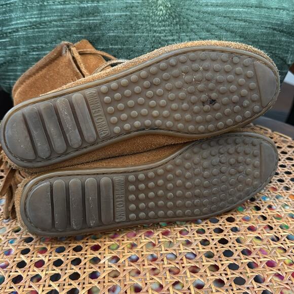 Minnetonka Tramper Tobacco Suede Lace Up Moccasin Fringe Booties - Picture 7 of 7